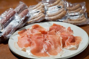 スライスしたばかりの生ハムは、ふんわりと舌になめらか。「加工品は原料の新鮮さが第一。豚屋が加工をするから間違いありません」。